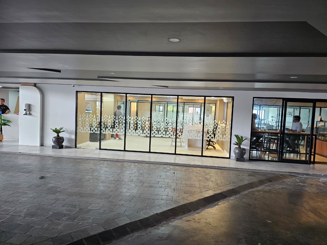 Interior Kantor Layanan Garuda Tour & Travel - Thumbnail 5