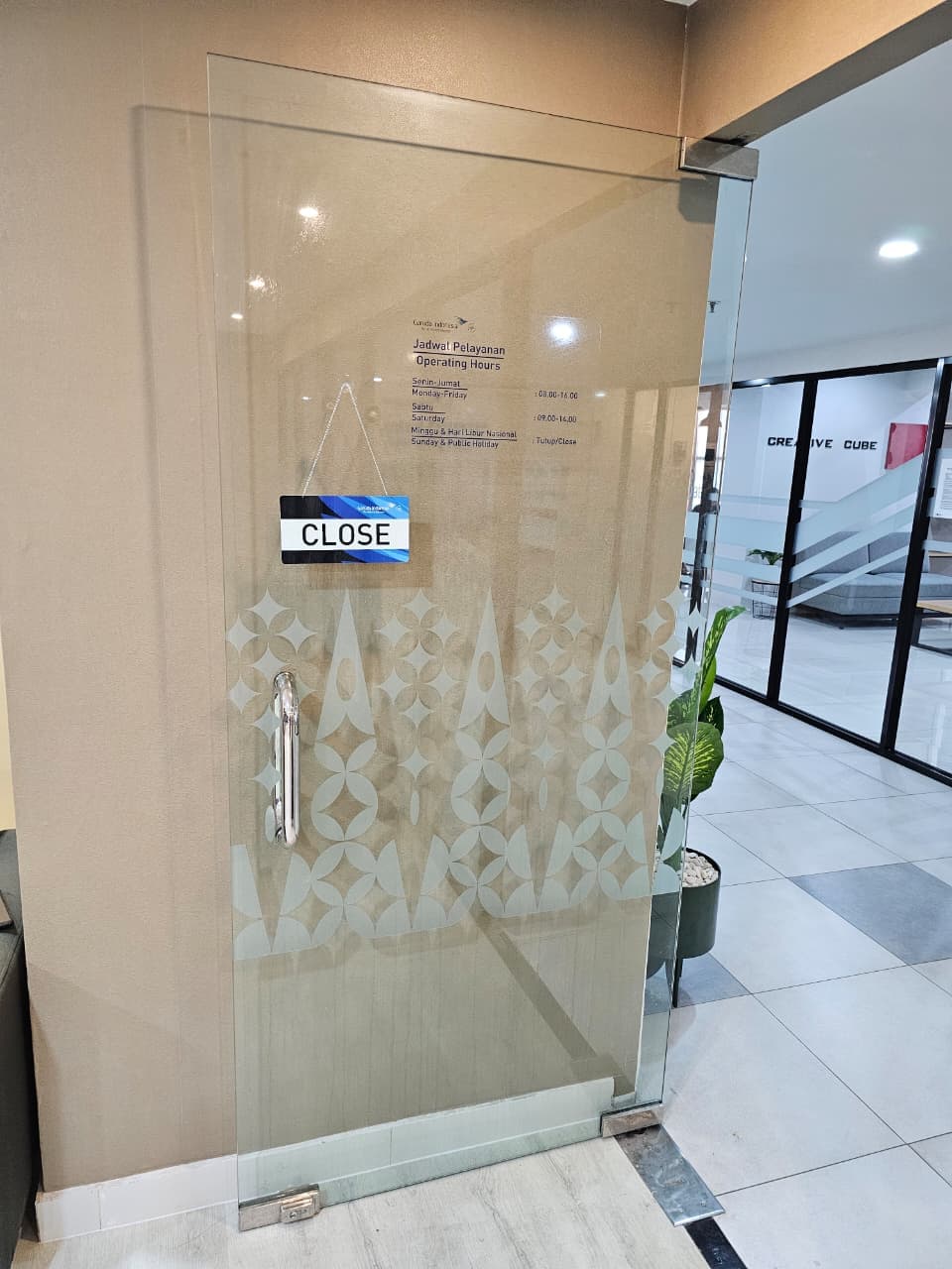Interior Kantor Layanan Garuda Tour & Travel - Thumbnail 7