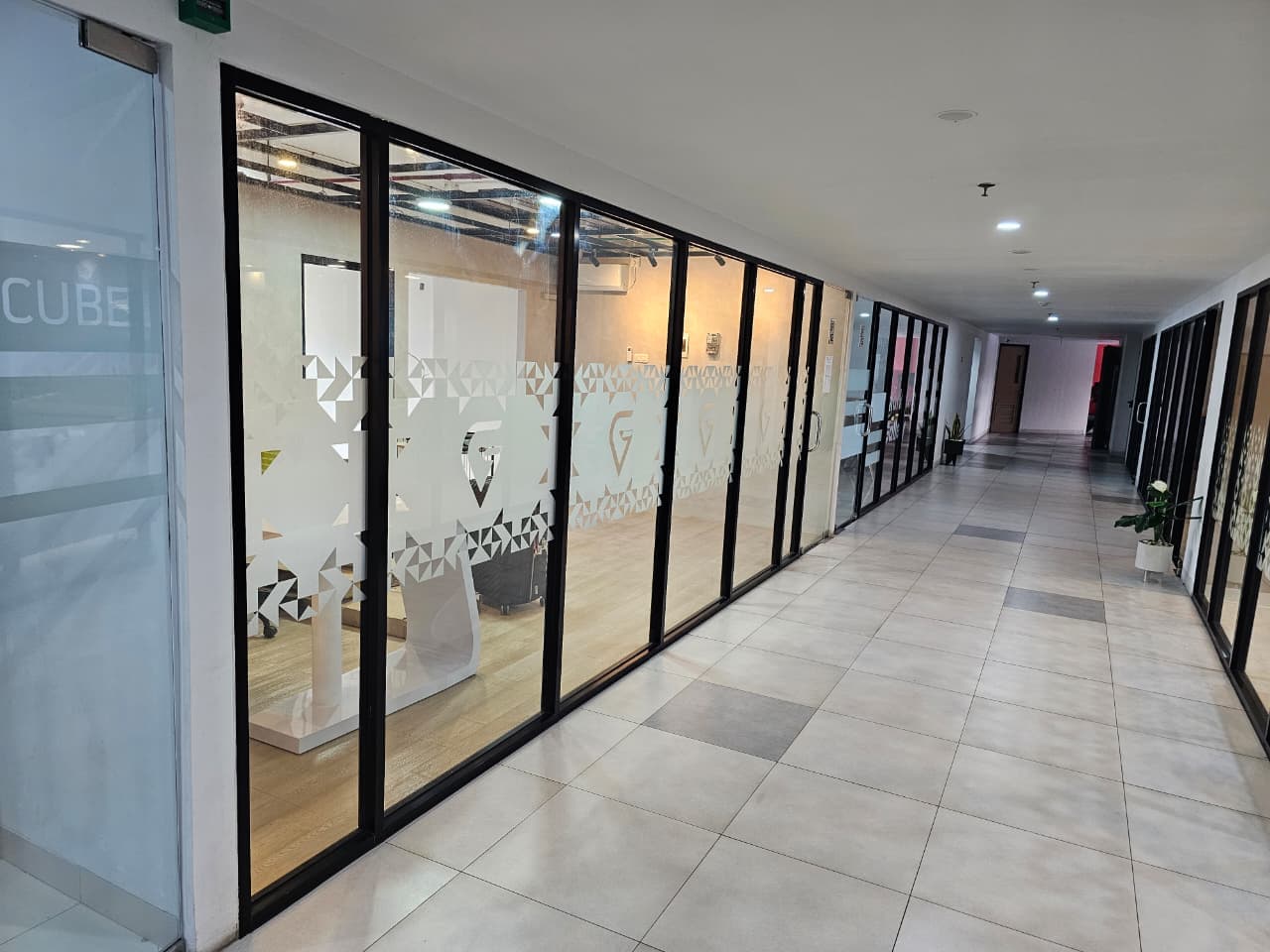 Interior Kantor Layanan Garuda Tour & Travel - Thumbnail 9