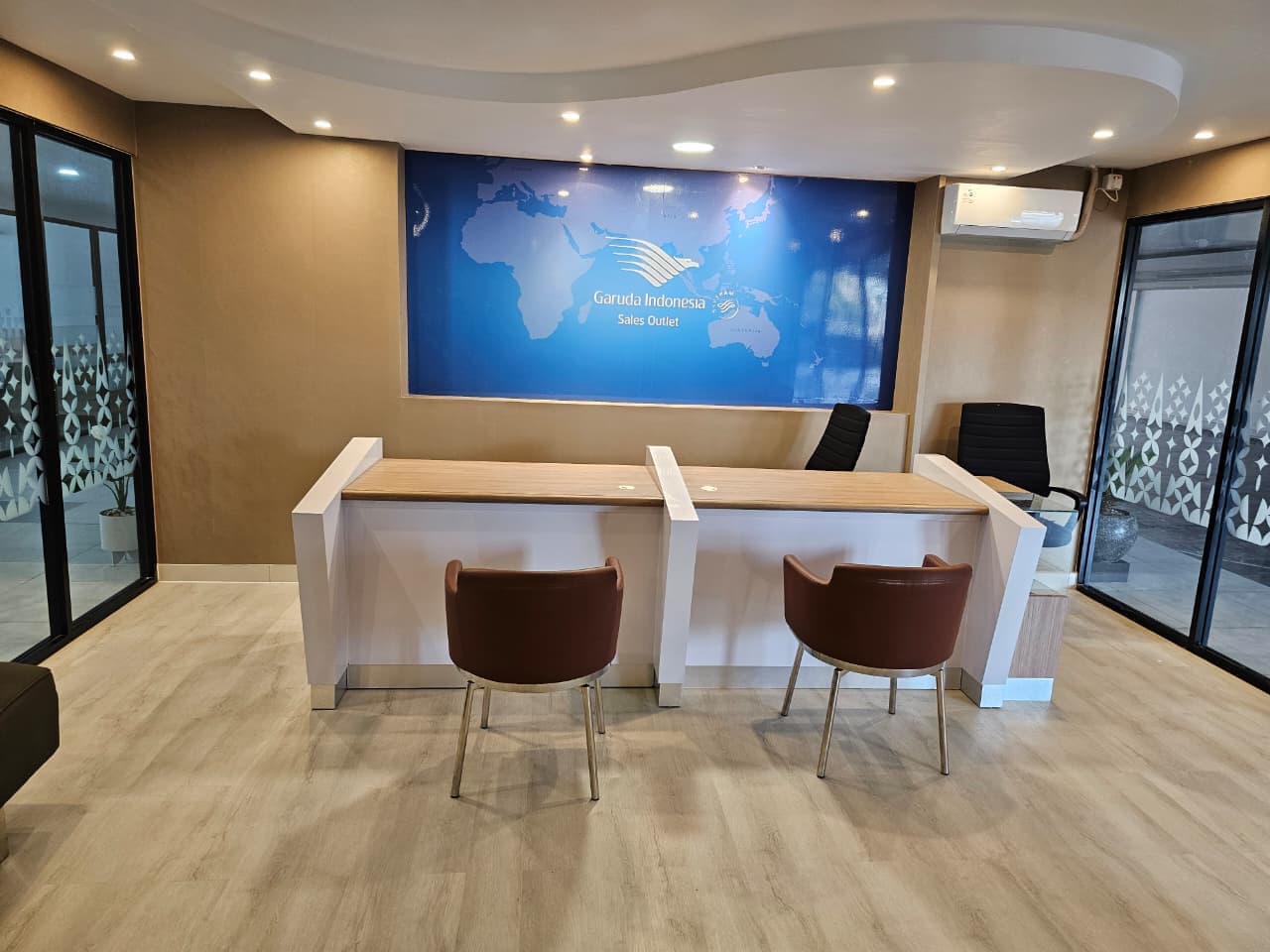 Meja counter pelayanan aerodinamis custom duco dan partisi kaca kantor Garuda Tour & Travel Semarang