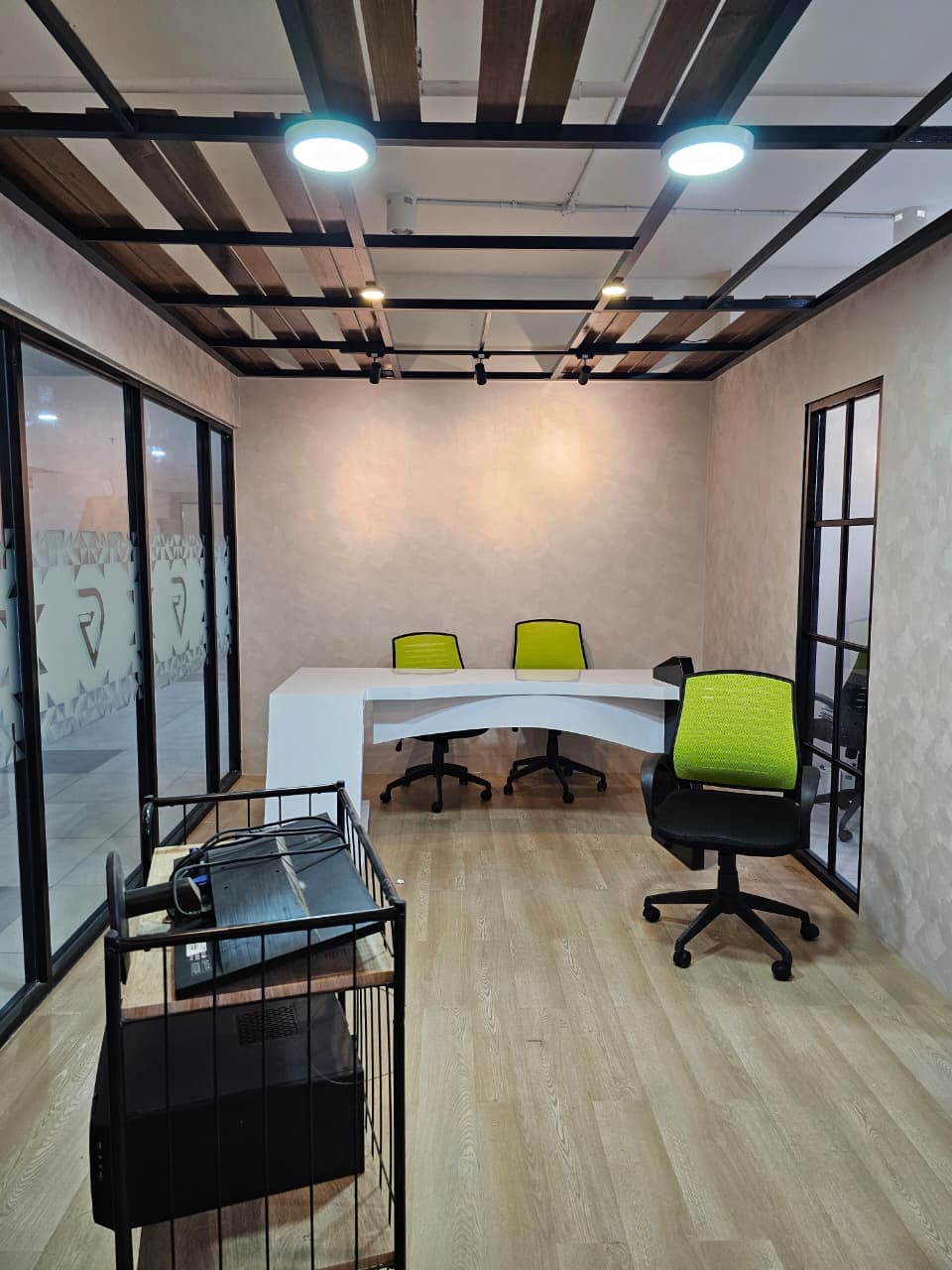 Interior Kantor Layanan Garuda Tour & Travel - Thumbnail 13