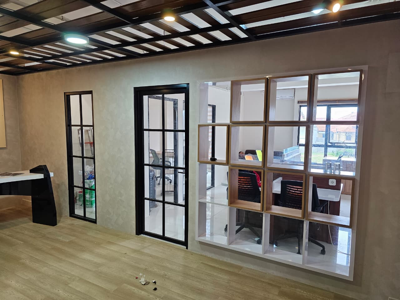 Interior Kantor Layanan Garuda Tour & Travel - Thumbnail 16