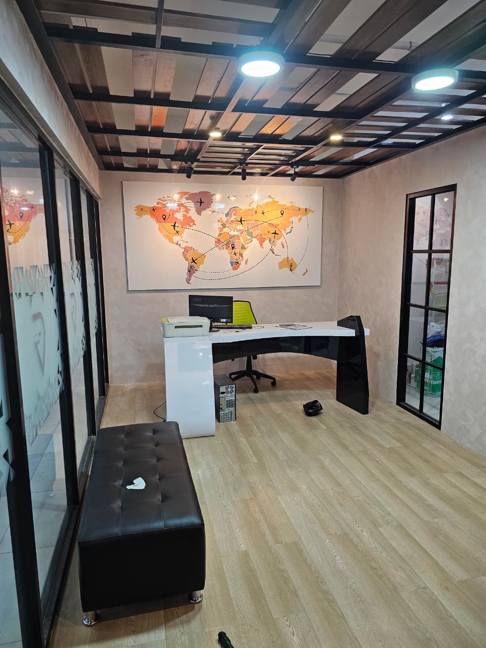Interior Kantor Layanan Garuda Tour & Travel - Thumbnail 22