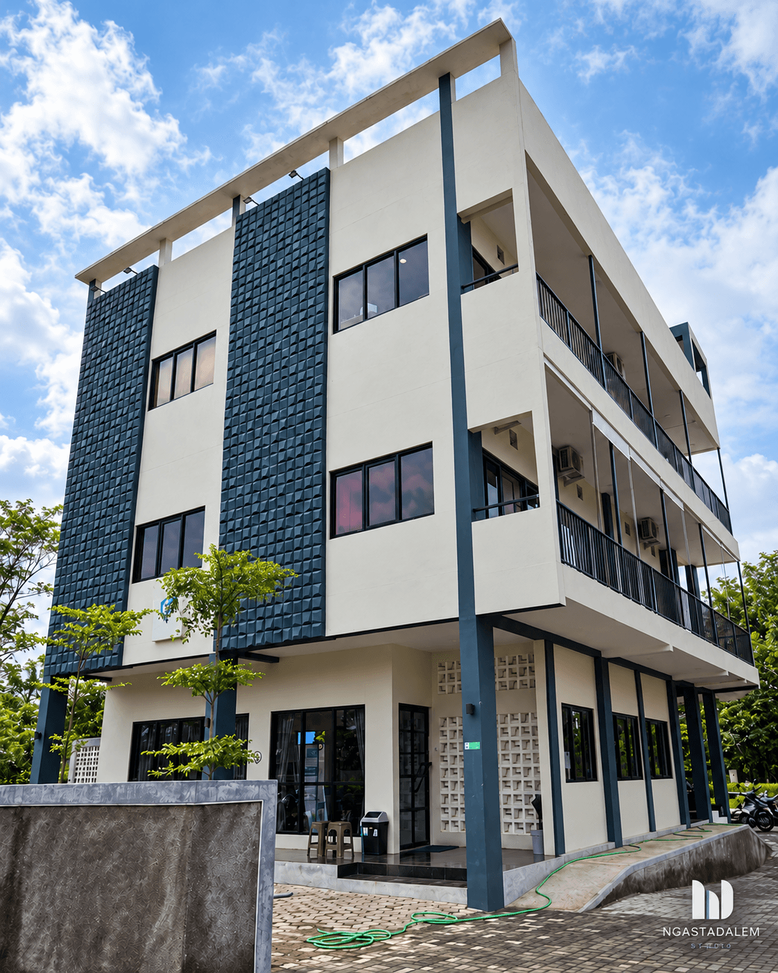 Visualisasi 3D fasad gedung kantor modern di Kalasan Sleman dengan curtain wall kaca tempered dan kanopi baja